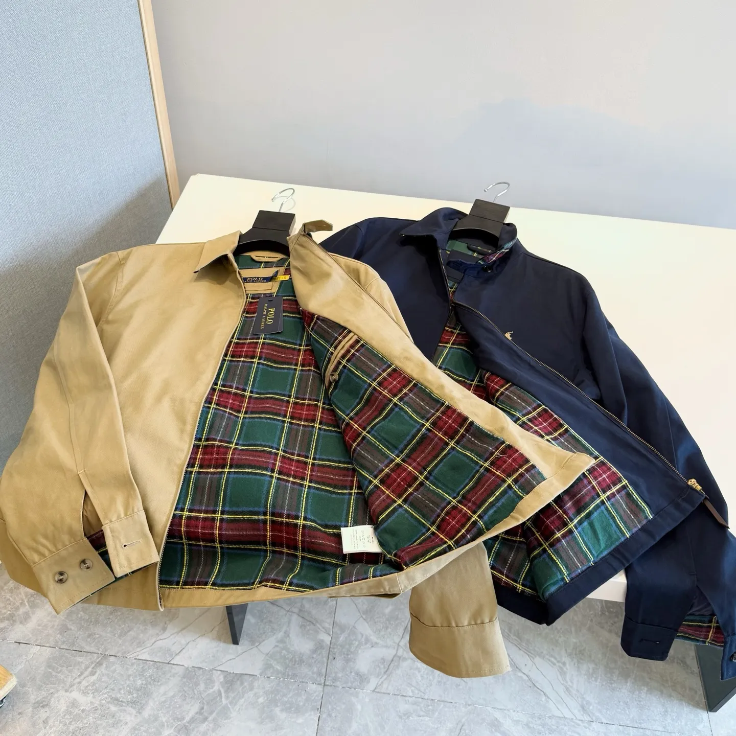 P360 Style number: R06 Ralph Lauren/Ralph Lauren American vintage classic lapel old cadre retro jacket autumn and winter thickened coat with wool lining Color: Khaki Navy SIZE #SMLXL Classic design Timeless classic Thick cotton fabric Presents a sense of vintage Colored plaid embellishment on the collar and cuffs Looks good on both men and women Wear as comfortable as you want Mainly relaxed retro YYDS One piece for both men and women An indispensable piece for autumn and winter, the most popular jacket at the moment. The 100% cotton twill is thick and thick, and the pure cotton colorful plaid lining is distinguished by digital printing in the market. Exquisite embroidery. The Harrington jacket has a loose fit, is short and fat, and is super versatile. It is a clean fit and is suitable for both men and women. Reference # Size: S/M/L/XL Length: 68 70 72 74 Sleeve length: 63 64 65 66 Shoulder width: 51 52 53 54 Bust: 126 130 134 138